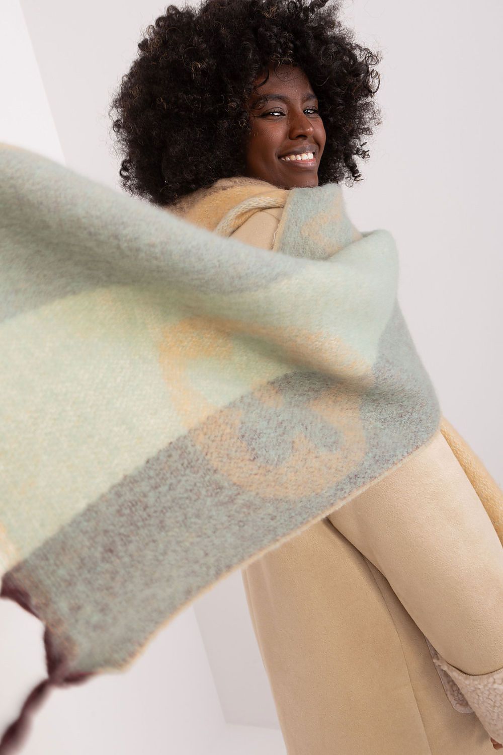  Shawl model 190561 AT 