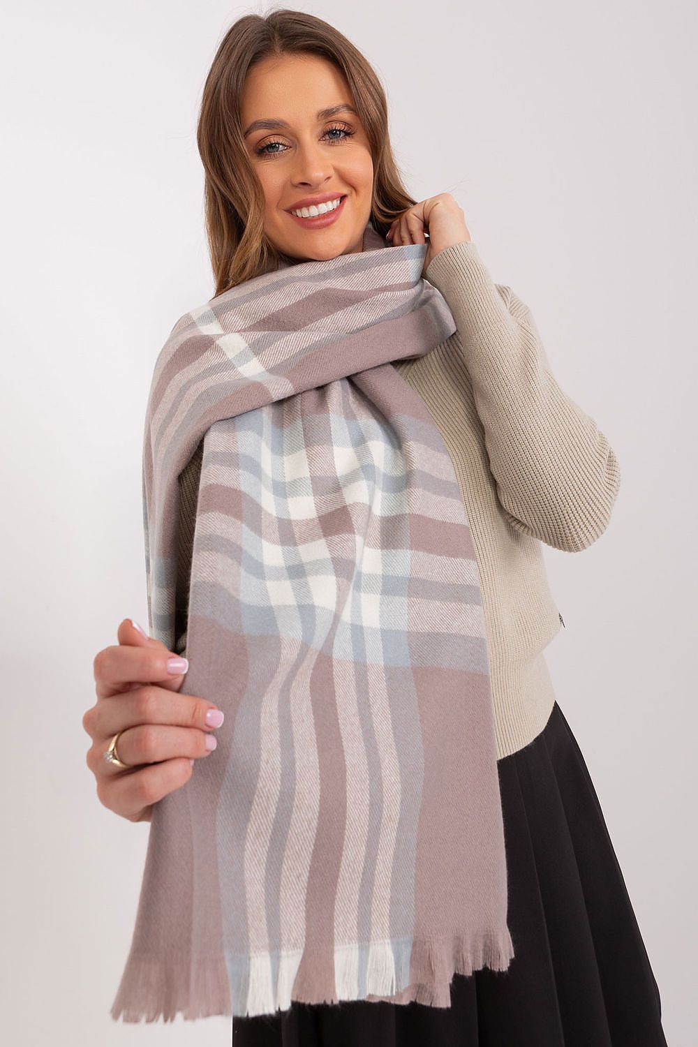  Shawl model 190568 AT 