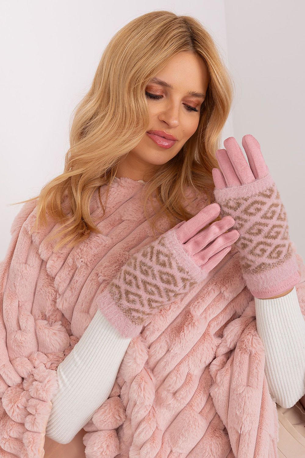  Gloves model 190818 AT 